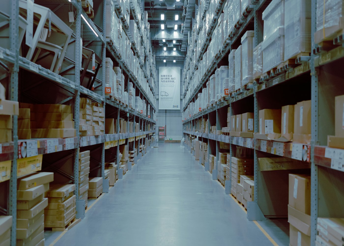Lager mit Regalen für Fulfillment